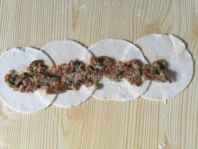 拿出四个饺子皮按以下层次放好，在放上肉沫馅儿，馅儿不要太多以防爆皮