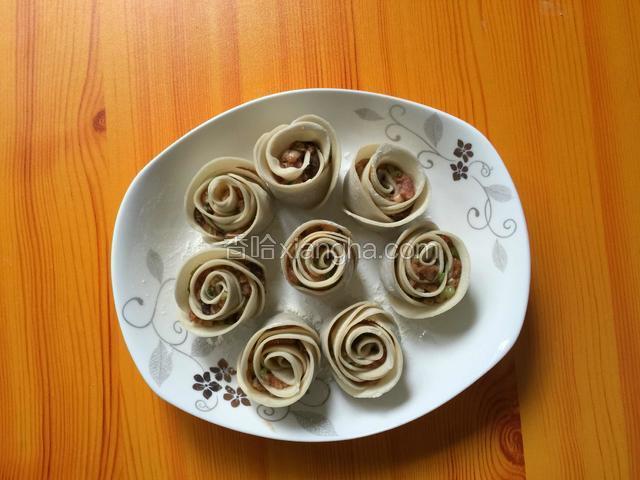 全部做好的玫瑰饺