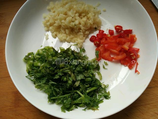 蒜沫，辣椒碎，香菜沫准备好