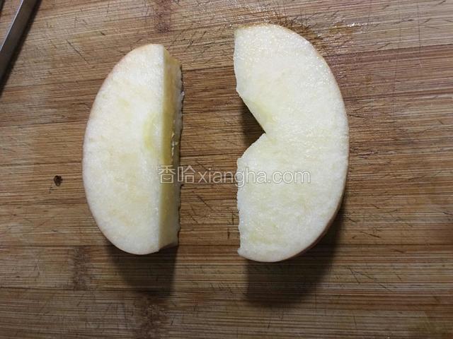 苹果洗干净，都切成一半的形状