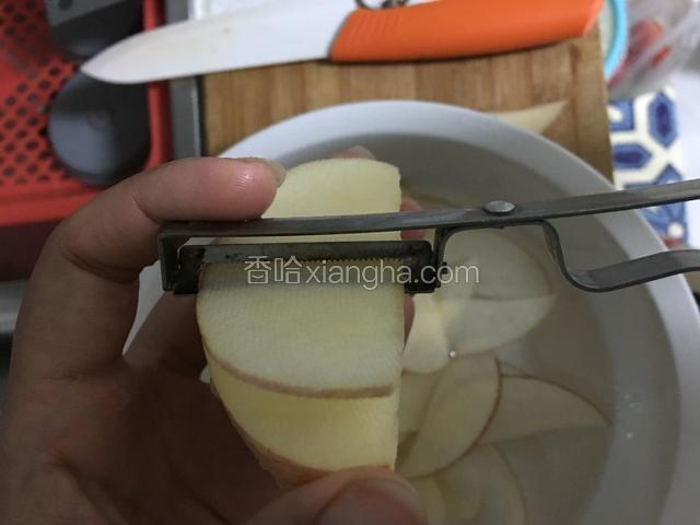 用小刨子刨，这样厚薄还均匀，还快