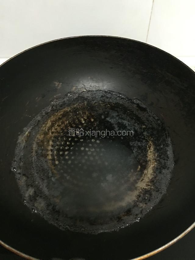 锅里放水和白糖烧开