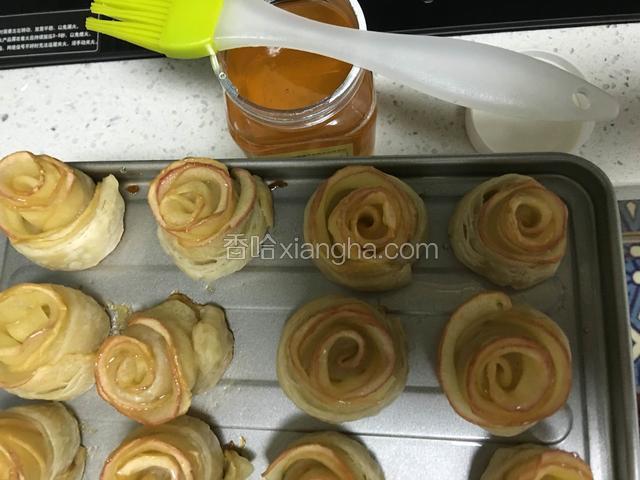 刷上蜂蜜，再烤5分钟就可以了
