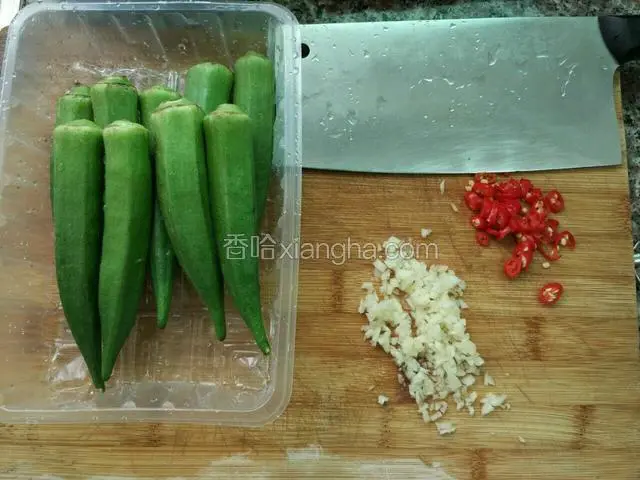 秋葵洗净，蒜辣椒切碎；