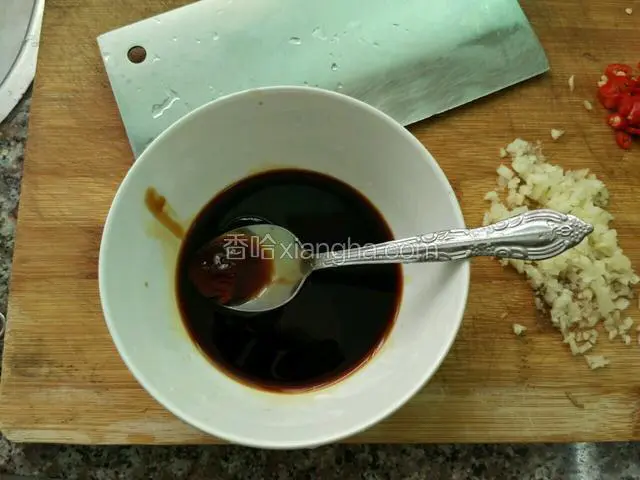 取一小碗倒入适量生抽，小半勺耗油，适量白糖，醋几滴拌匀备用；