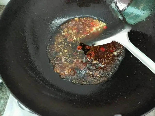 再倒入刚调好的调料，翻几下关火；