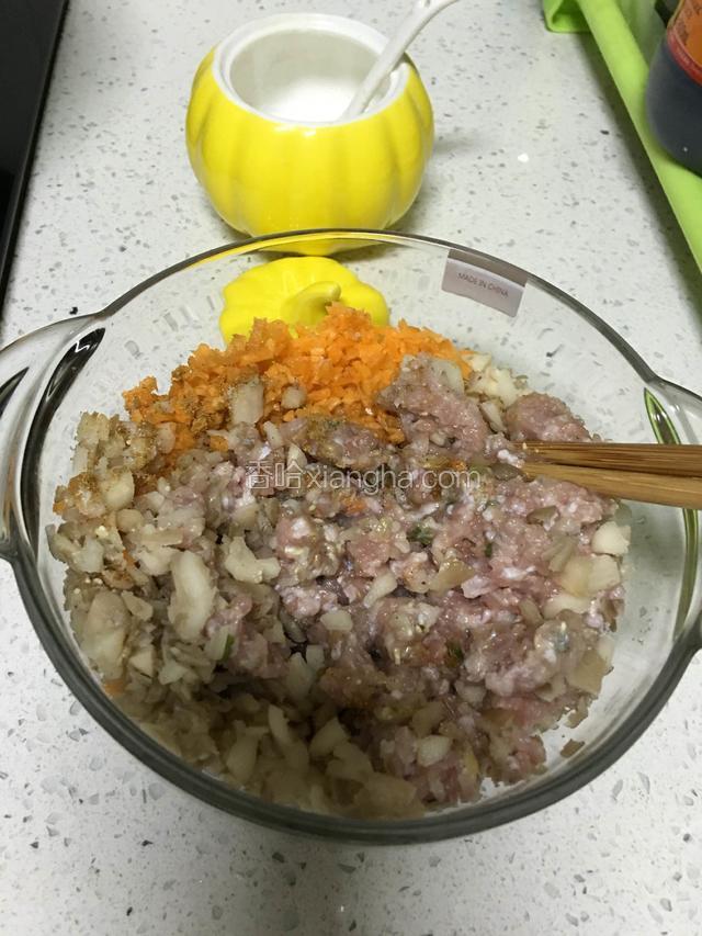 肉剁成糊状，香菇，胡萝卜切碎