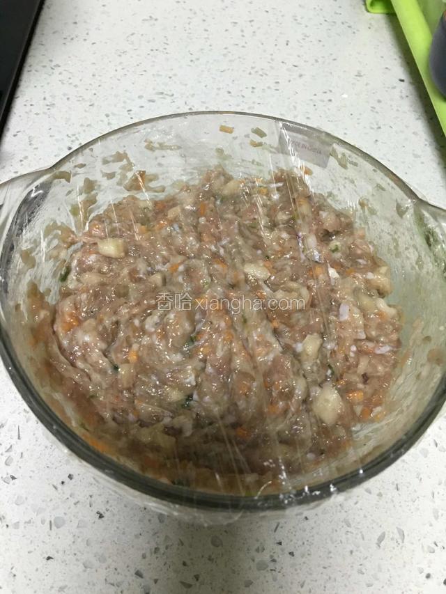 搅拌了有二十分钟，盖上保鲜膜腌制一会