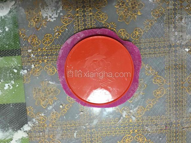 找个圆的盖子，用点力气按下去