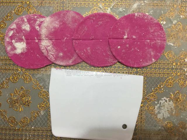四片重叠一点放一起，用剁面刀按个印子