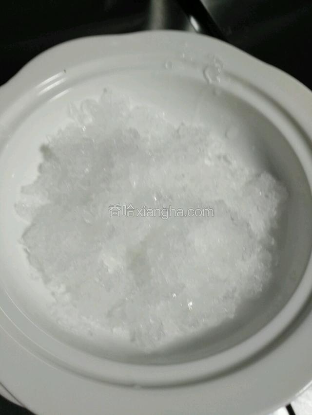 准备好碎冰，放入鲍鱼盅里