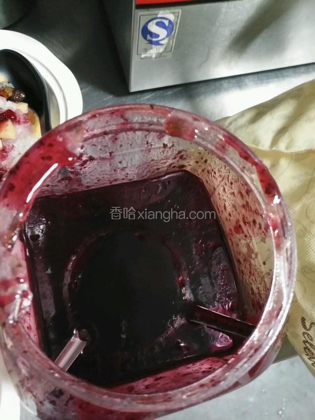 把水果放在冰上，浇果酱，放入车厘子绿，红各一个即可