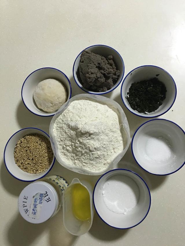 准备好所有食材和老面团，并将花椒叶切碎或用料理机打碎，豆渣沥干水分备用；