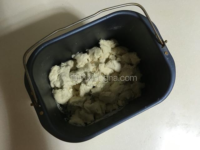 老面团用手撕成小块放入面包机桶中；