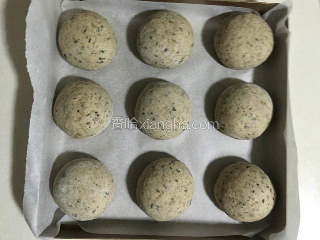 取出发酵好的面团分成9等份揉圆，排入烤盘中；