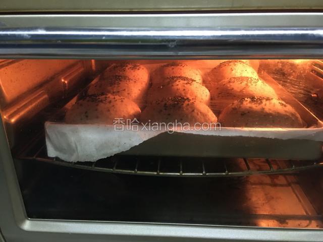 放入预热175度烤箱中层，上下火、30分钟左右；