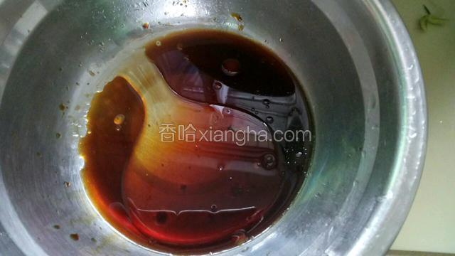 调制拌面料，用芝麻油，生抽和醋
