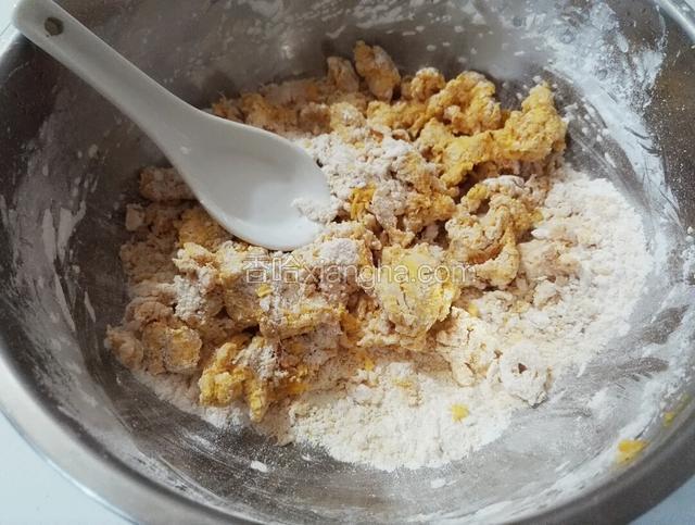 取一个大碗将南瓜泥和适量糯米粉加3勺白糖搅拌
