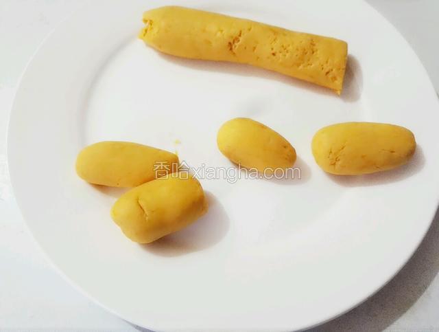 用两手手心搓成椭圆形