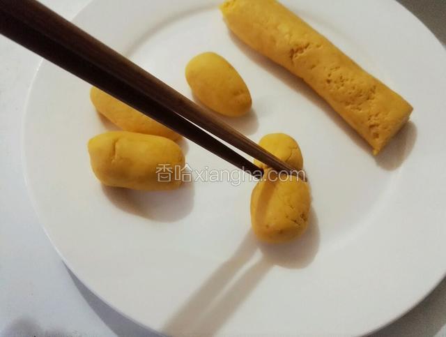 用筷子在中间部位夹一下