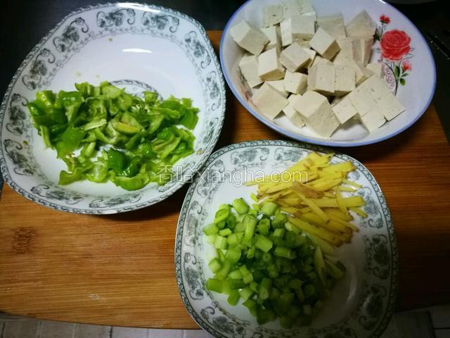 豆腐切块，辣椒切丁，葱花姜丝准备好。