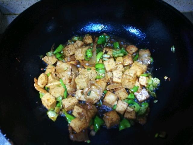 锅内加油，比炒一般菜的油要多些，待油热后加入花椒粒，姜丝，葱花再放入豆腐煸炒。不要频繁翻动，稍后加入辣椒碎半勺，加入酱油，加少量水，加入五花肉，盖锅盖焖一会，加入辣椒丁，翻炒几下，再加入两克盐翻炒均匀即可出锅。