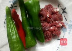 尖椒炒肉的做法图解1