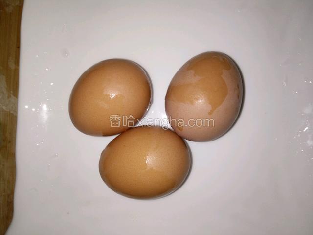 煮熟鸡蛋三个