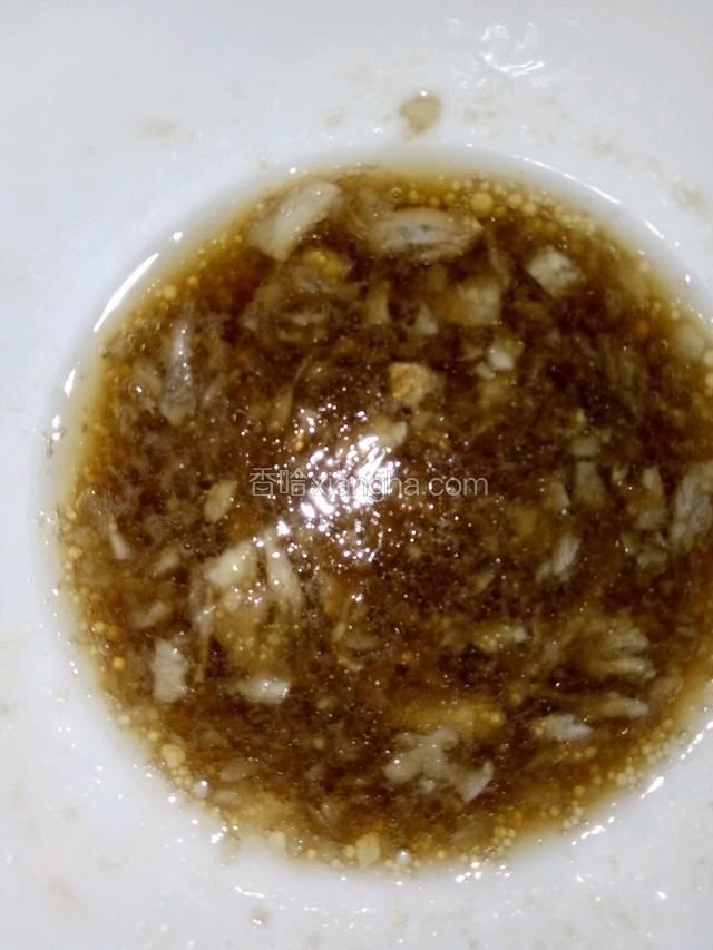 大蒜捣烂成泥,加入味极鲜,醋,盐,耗油.香油搅匀.