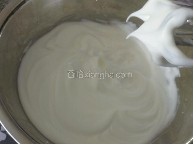 分3次加入白砂糖，打至，小弯沟