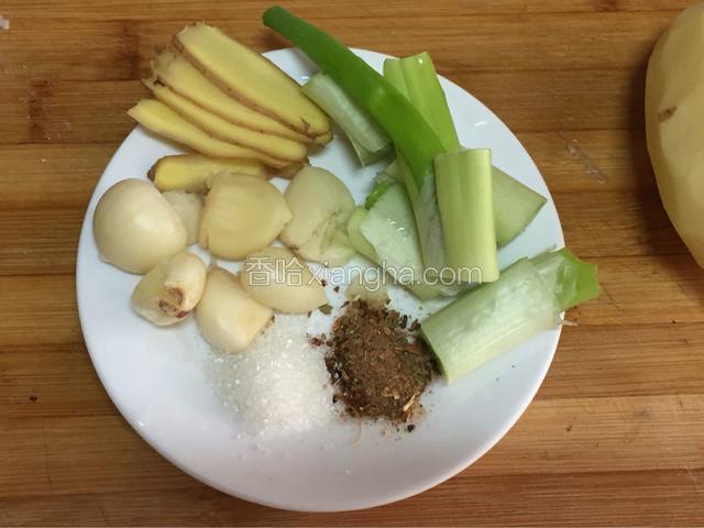 准备好姜片，葱结，五香料（八角，草果，香叶少许也可以），大蒜，砂糖（几粒冰糖更好）
