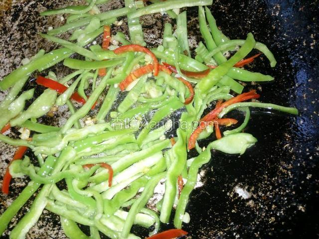 放青红椒番炒均匀