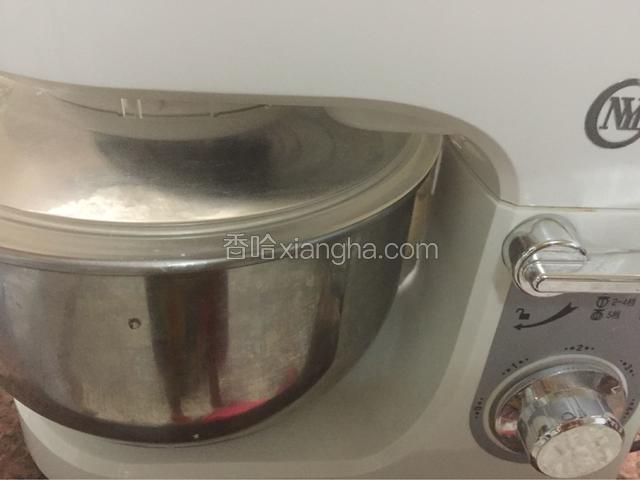 先用一档慢速和面一分钟再转三档快速和面，直到机器自动停止。（共15分钟）