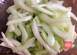 西芹炒百合腰果虾仁的做法图解1