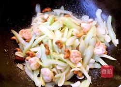 西芹炒百合腰果虾仁的做法图解9