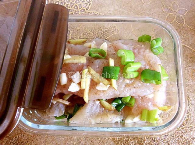 装入保鲜盒腌制一小时