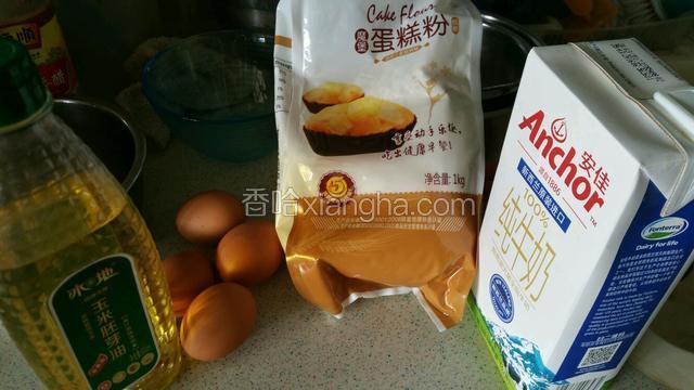 食材称重放入无水无油的盆中