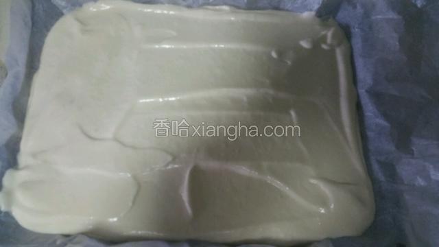 取出烤盘，倒入拌好的面糊，轻摔二下震出气泡，放入烤箱150度烤25分钟左右