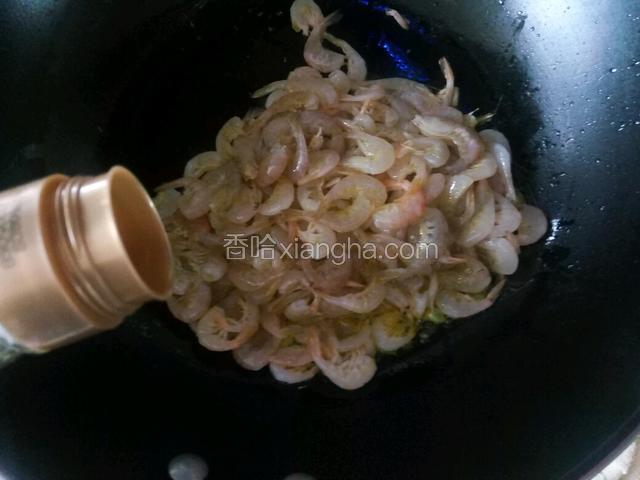 倒入一点料酒去醒，炒至虾变红色盛出