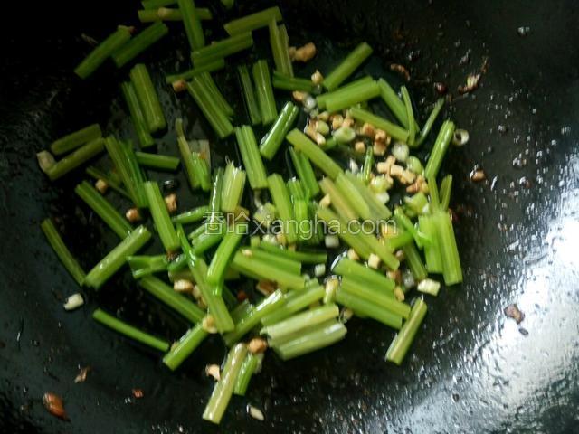 芹菜下锅煸炒