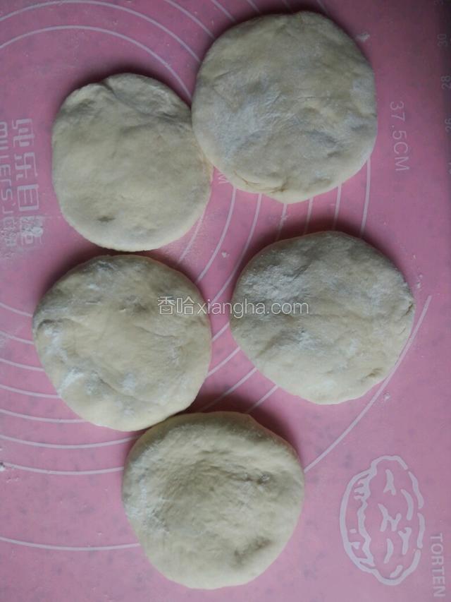 分成大小差不多的面剂子，按扁