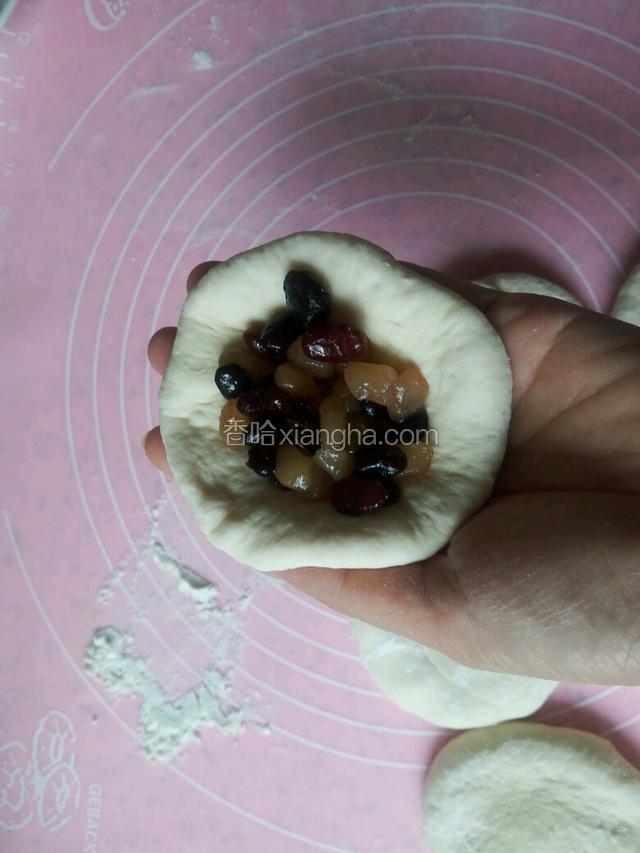 蜜豆放到面皮上，用包包子手法包好