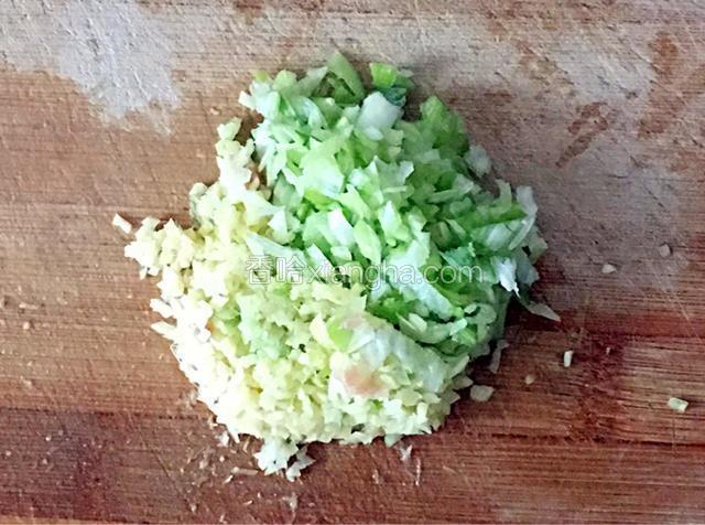 葱蒜切碎备用