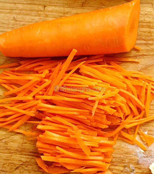 胡萝卜切丝放盐腌渍二十分钟左右挤出水分备用