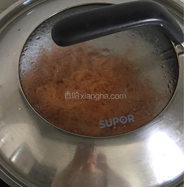 水烧开后蒸制五分钟左右出锅撒入葱花蒜蓉辣椒碎