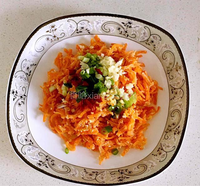 蒸好后放入葱蒜辣椒碎，锅中放入适量花生油，把花椒粒炒香捞出不要，油直接浇在葱蒜辣椒碎上面即可