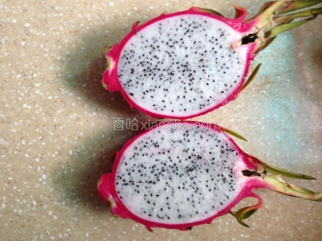 火龙果对半切开。
