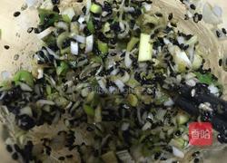 黑芝麻葱花花卷的做法图解1