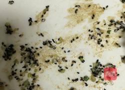 黑芝麻葱花花卷的做法图解2