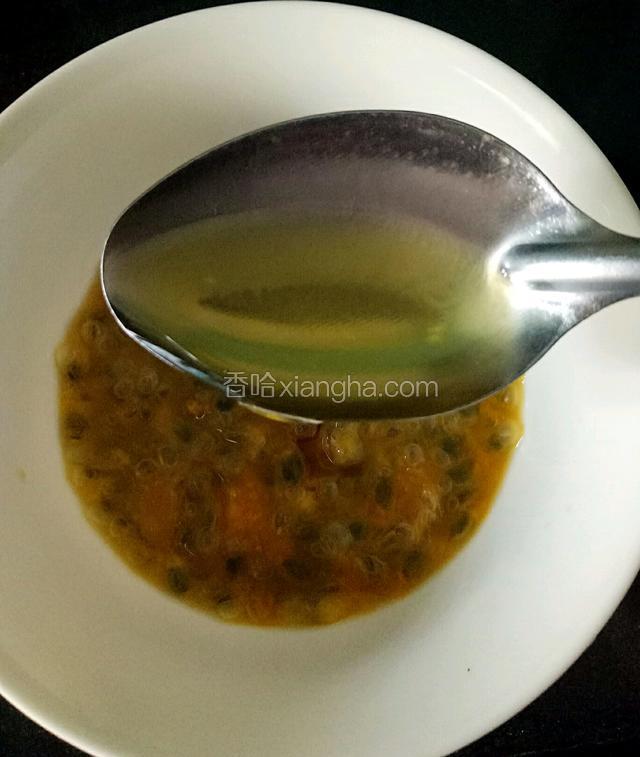 加入适量蜂蜜（根据自己喜欢的酸甜度调味）。